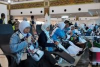CJH Embarkasi Surabaya saat berada di Bandara Juanda