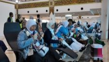 CJH Embarkasi Surabaya saat berada di Bandara Juanda