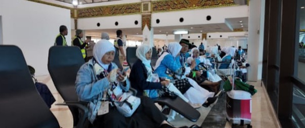 CJH Embarkasi Surabaya saat berada di Bandara Juanda