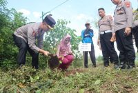 Kapolres Trenggalek AKBP Ridwan Maliki tanam pohon beringin