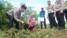Kapolres Trenggalek AKBP Ridwan Maliki tanam pohon beringin