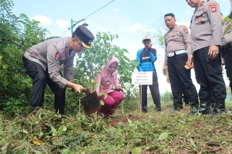 Kapolres Trenggalek AKBP Ridwan Maliki tanam pohon beringin