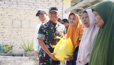 Danrem 084/Bhaskara Jaya Brigjen TNI Kohir bagikan sembako