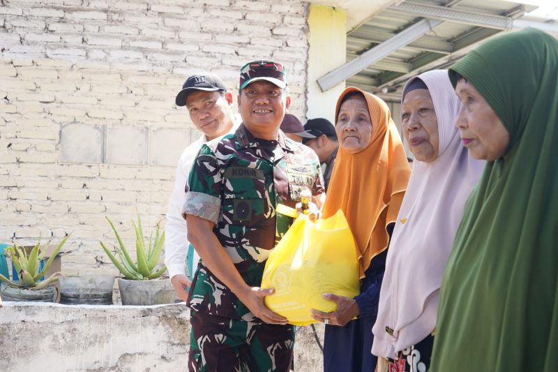 Danrem 084/Bhaskara Jaya Brigjen TNI Kohir bagikan sembako