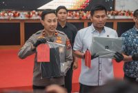 Wakapolres Blitar Kompol Rizky Fardian Caropeboka tunjukkan barang buktinya