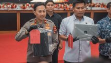 Wakapolres Blitar Kompol Rizky Fardian Caropeboka tunjukkan barang buktinya