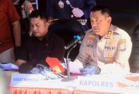 Kapolres Probolinggo AKBP M.Wahyudin Latif didampingi Kasatreskrim bongkar penyalahgunaan BBM