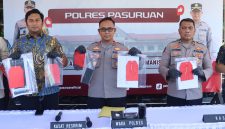Wakapolres Pasuruan Kompol Andy Purnomo didampingi Kasatreskrim AKP Adimas Firmansyah ungkap kasus Tambang Batu Andesit Ilegal