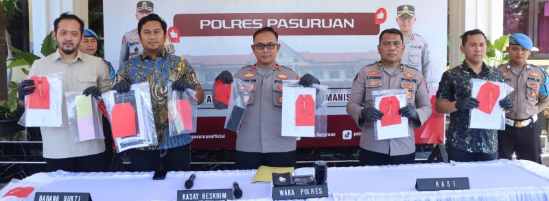 Wakapolres Pasuruan Kompol Andy Purnomo didampingi Kasatreskrim AKP Adimas Firmansyah ungkap kasus Tambang Batu Andesit Ilegal
