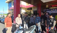 Kapolres Probolinggo AKBP M.Wahyudin Latif kembalikan motor korban