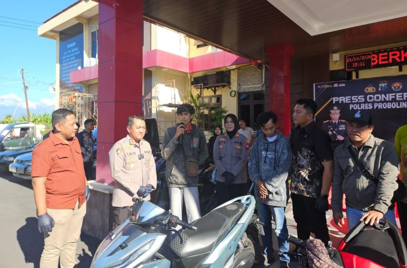 Kapolres Probolinggo AKBP M.Wahyudin Latif kembalikan motor korban
