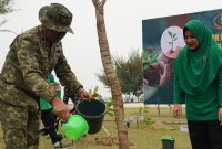 Danrem 084/Bhaskara Jaya Brigjen TNI Kohir tanam pohon di Pantai Kenjeran