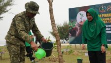 Danrem 084/Bhaskara Jaya Brigjen TNI Kohir tanam pohon di Pantai Kenjeran