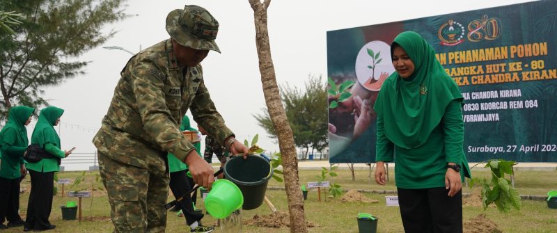 Danrem 084/Bhaskara Jaya Brigjen TNI Kohir tanam pohon di Pantai Kenjeran