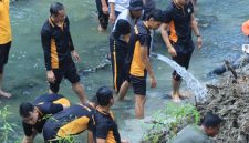 Polres Ngawi bersihkan sungai di jembatan Purba