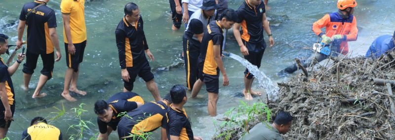 Polres Ngawi bersihkan sungai di jembatan Purba