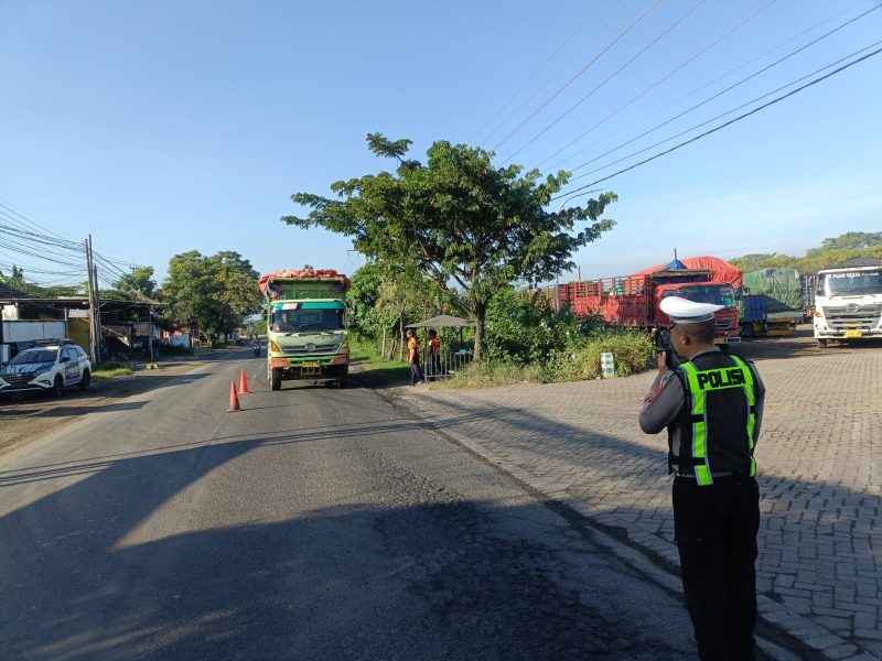 Satlantas Polres Gresik tindak truk langgar jam operasional