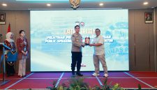 Kabid Humas Polda Jatim Kombespol Jules Abraham Abast saat pelatihan Public Speaking