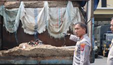 Kapolres Blitar Kota AKBP Kalfaris Triwjaya Lalo tunjukkan barang bukti