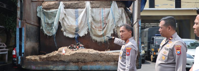 Kapolres Blitar Kota AKBP Kalfaris Triwjaya Lalo tunjukkan barang bukti