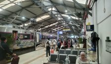 KAI Daop 8 Surabaya sampaikan permohonan maaf keterlambatan sejumlah KA