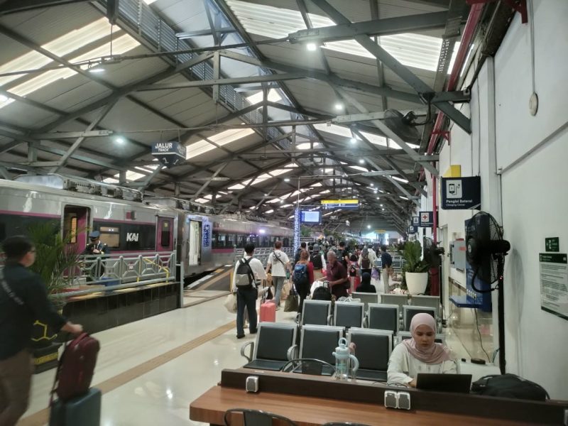 KAI Daop 8 Surabaya sampaikan permohonan maaf keterlambatan sejumlah KA