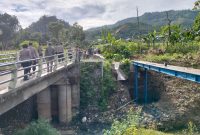 Polres Ponorogo perbaiki jembatan Merah Putih Presisi