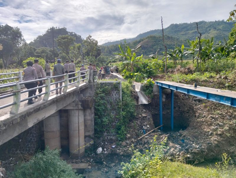 Polres Ponorogo perbaiki jembatan Merah Putih Presisi