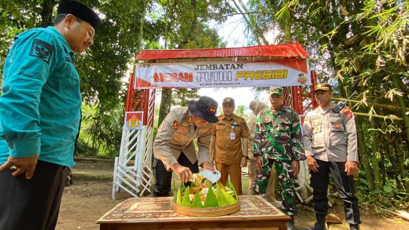 Kapolres Probolinggo AKBP M.Wahyudin Latif resmikan jembatan Merah Putih Presisi