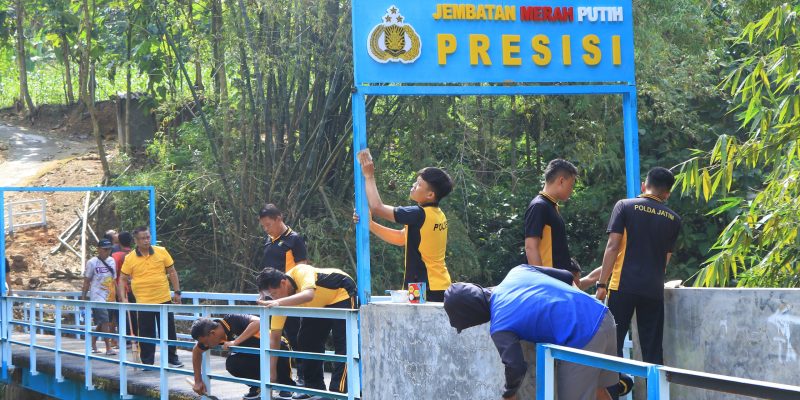Polres Ngawi perbaiki jembatan Merah Putih Presisi