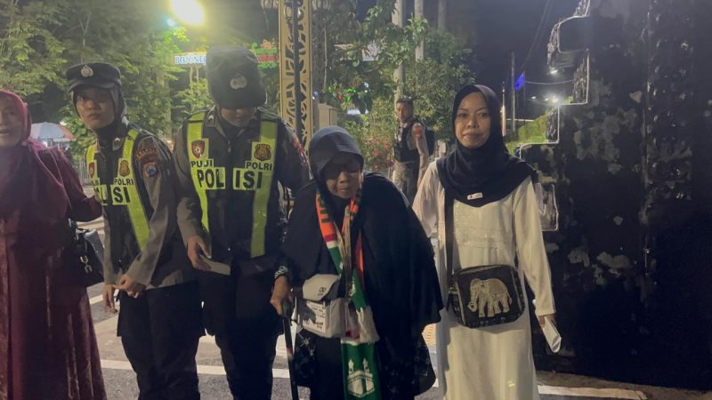 Polwan Polres Bojonegoro layani Calon Jemaah Haji