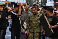 Danrem 084/Bhaskara Jaya Brigjen TNI Kohir bersama para buruh