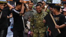 Danrem 084/Bhaskara Jaya Brigjen TNI Kohir bersama para buruh