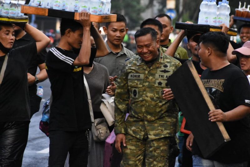 Danrem 084/Bhaskara Jaya Brigjen TNI Kohir bersama para buruh