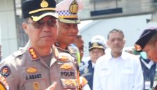 Kabid Humas Polda Jatim Kombespol Jules Abraham Abast didampingi Dirlantas Polda Jatim Kombespol Iwan Saktiadi