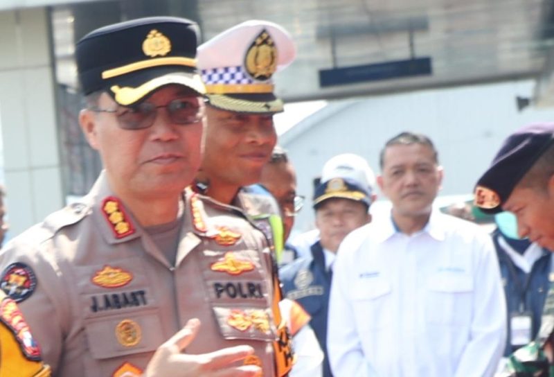 Kabid Humas Polda Jatim Kombespol Jules Abraham Abast didampingi Dirlantas Polda Jatim Kombespol Iwan Saktiadi