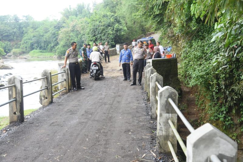 Polres Bondowoso perbaiki jembatan Merah Putih Presisi
