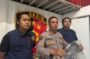 Kasi Humas Polres Pelabuhan Tanjung Perak Iptu Suroto tunjukkan barang buktinya