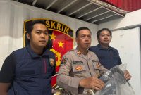 Kasi Humas Polres Pelabuhan Tanjung Perak Iptu Suroto tunjukkan barang buktinya