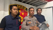 Kasi Humas Polres Pelabuhan Tanjung Perak Iptu Suroto tunjukkan barang buktinya