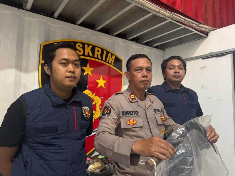 Kasi Humas Polres Pelabuhan Tanjung Perak Iptu Suroto tunjukkan barang buktinya
