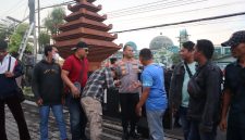 Kapolrestabes Surabaya Kombespol Luthfie Sulistiawan bersama Serikat Pekerja dan Mahasiswa