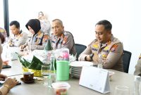 Dirpamobvit Polda Jatim Kombes Pol. Wawan Kristyanto didampingi Kapolres Gresik AKBP Ramadhan Nasution