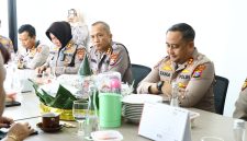 Dirpamobvit Polda Jatim Kombes Pol. Wawan Kristyanto didampingi Kapolres Gresik AKBP Ramadhan Nasution