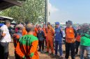 Satpolairud Polres Gresik bersama Tim SAR evakuasi korban perahu tenggelam