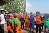 Satpolairud Polres Gresik bersama Tim SAR evakuasi korban perahu tenggelam
