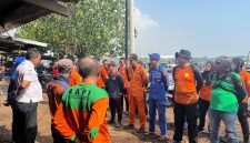 Satpolairud Polres Gresik bersama Tim SAR evakuasi korban perahu tenggelam