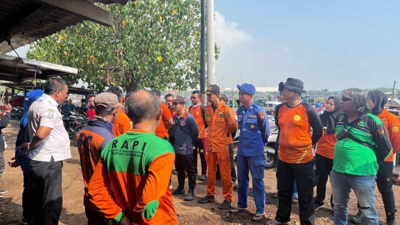 Satpolairud Polres Gresik bersama Tim SAR evakuasi korban perahu tenggelam
