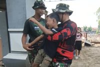 Kebersamaan Satgas TMMD 128 Gresik dengan anak-anak desa