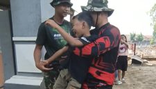 Kebersamaan Satgas TMMD 128 Gresik dengan anak-anak desa